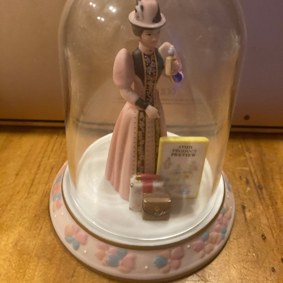 2004 MRS. ALBEE MINATURE FIGURINE WITH DOME - EUC - Picture 1 of 3